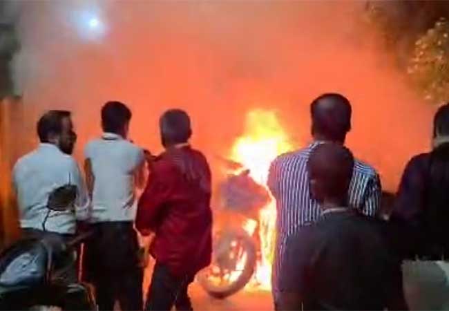दादर स्टेशनच्या पार्किंगमध्ये आग, अनेक दुचाकी झाल्या खाक