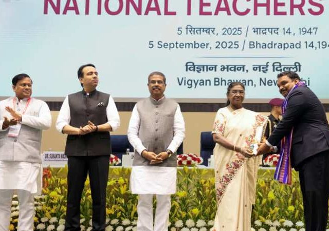 राष्ट्रपती द्रौपदी मुर्मू यांच्या हस्ते देशातील ४५ शिक्षकांचा 'राष्ट्रीय शिक्षक पुरस्कार २०२५' ने सन्मान, महाराष्ट्रातील ४ शिक्षकांचा समावेश