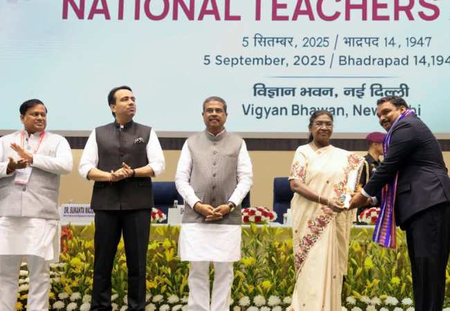 राष्ट्रपती द्रौपदी मुर्मू यांच्या हस्ते देशातील ४५ शिक्षकांचा ‘राष्ट्रीय शिक्षक पुरस्कार २०२५’ ने सन्मान, महाराष्ट्रातील ४ शिक्षकांचा समावेश