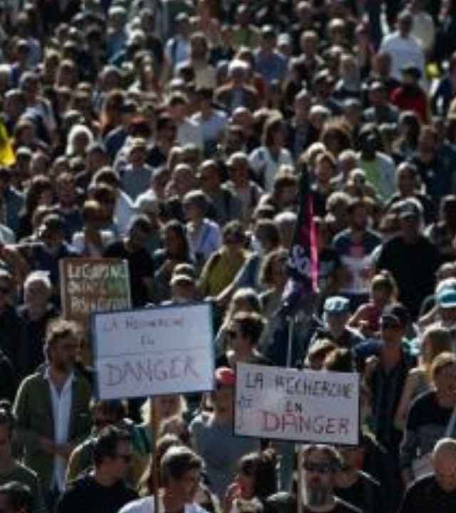 France : फ्रान्स पेटला! रस्त्यावर उतरून लाखो लोकांचा धिंगाणा, जिकडे तिकडे दगडफेक; ट्रेन, बस, मेट्रो ठप्प