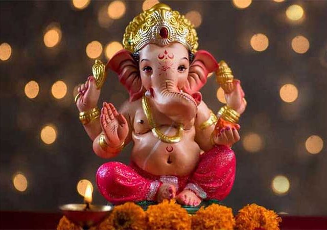 कृत्रिम तलावात विसर्जन झालेल्या मूर्ती कचऱ्याच्या गाडीत