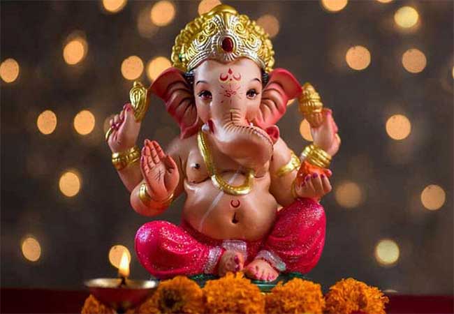 कृत्रिम तलावात विसर्जन झालेल्या मूर्ती कचऱ्याच्या गाडीत