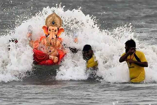 महाराष्ट्रात गणेश विसर्जन उत्साहात