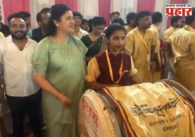 भाजप नेत्या नवनीत राणा फेस्टिव्ह मूडमध्ये! गणेश मंडळ आरतीमध्ये वाजवला ढोल