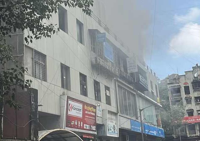 गोरेगावच्या शालिमार इमारतीत भीषण आग, रहिवाशांमध्ये भीतीचे वातावरण
