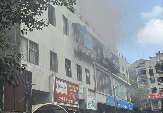 गोरेगावच्या शालिमार इमारतीत भीषण आग, रहिवाशांमध्ये भीतीचे वातावरण