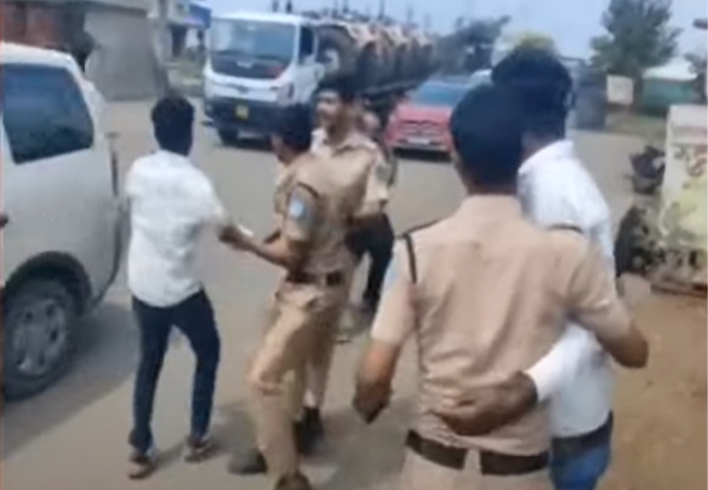 Gunaratna Sadavarte Attack: गुणरत्न सदावर्तेंच्या गाडीवर मराठा आंदोलकांचा हल्ला