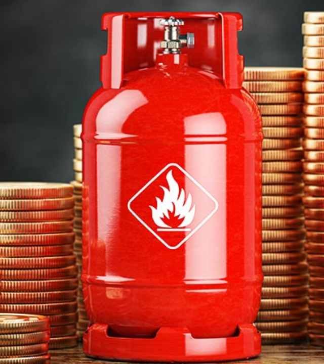 LPG Cylinder Cheaper : ग्राहकांसाठी मोठी गुडन्यूज; LPG सिलेंडर स्वस्त होणार का? GST कपातीमुळे घरगुती व व्यावसायिक गॅसवर काय बदलणार?