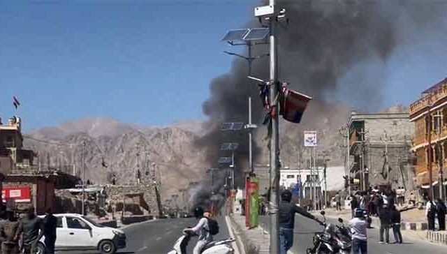 आंदोलकांनी पोलिसांच्या गाड्या आणि भाजप कार्यालय पेटवले