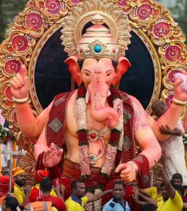 लालबागच्या राजाच्या मिरवणुकीत चोरांचा धुमाकूळ! १०० मोबाईल आणि सोन्याच्या चैन गायब