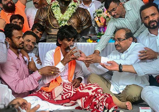 जरांगेंनी उपोषण सोडले, फडणवीस सरकारने ६ मागण्या केल्या मान्य; मराठ्यांचा विजय