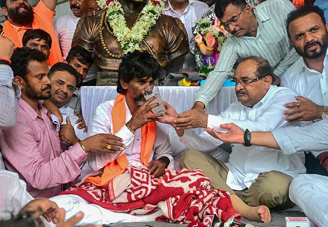 जरांगेंनी उपोषण सोडले, फडणवीस सरकारने ६ मागण्या केल्या मान्य; मराठ्यांचा विजय