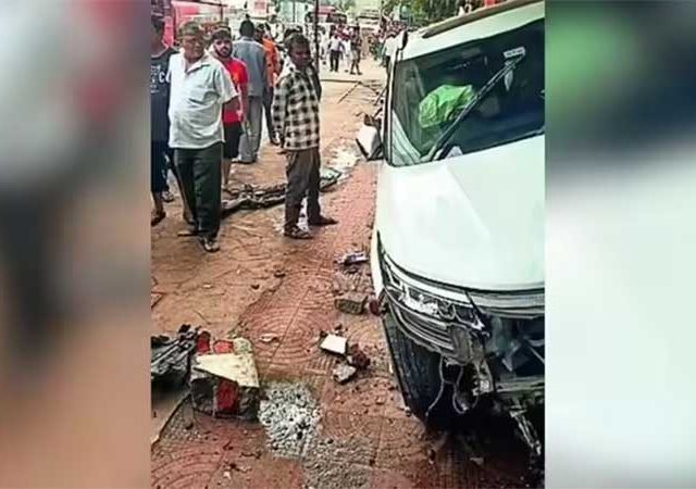 मुंबईत मद्यपी तरुणीमुळे अपघात, फुटपाथवर गेली कार आणि...