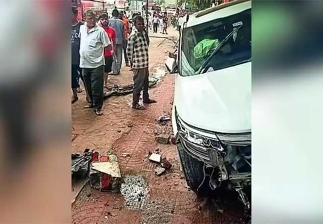 मुंबईत मद्यपी तरुणीमुळे अपघात, फुटपाथवर गेली कार आणि…