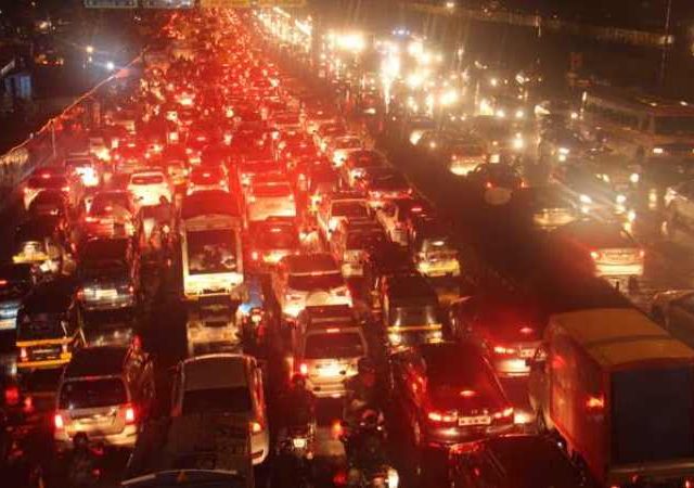 मध्यरात्री CNG दरवाढीनंतर पंप अर्धा तास बंद, मुंबई-गोवा महामार्गावर वाहतुकीचा खोळंबा