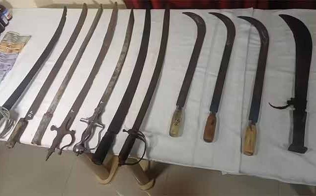 २० तलवारींसह मुस्लिम तरुणाला अटक, कोणता कट शिजत होता?