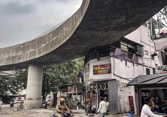 Nagpur Flyover: चक्क घराच्या बाल्कनीतून गेला उड्डाणपूल, घरमालकालाही काहीच हरकत नाही!