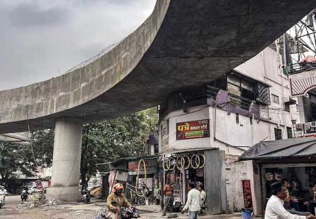 Nagpur Flyover: चक्क घराच्या बाल्कनीतून गेला उड्डाणपूल, घरमालकालाही काहीच हरकत नाही!