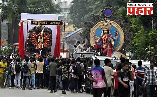 मुंबईत देवींच्या आगमन मिरवणुकांनी परिसर उजळले