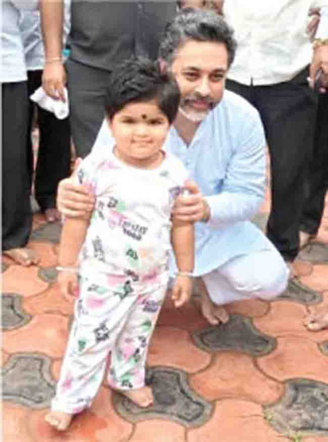 ‘त्या’ लहान मुलीचा हट्ट आणि आमदार निलेश राणे खालीच बसले…