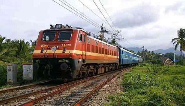 मध्य रेल्वे प्रशासनाची मोटरमनच्या मोबाईलवर करडी नजर