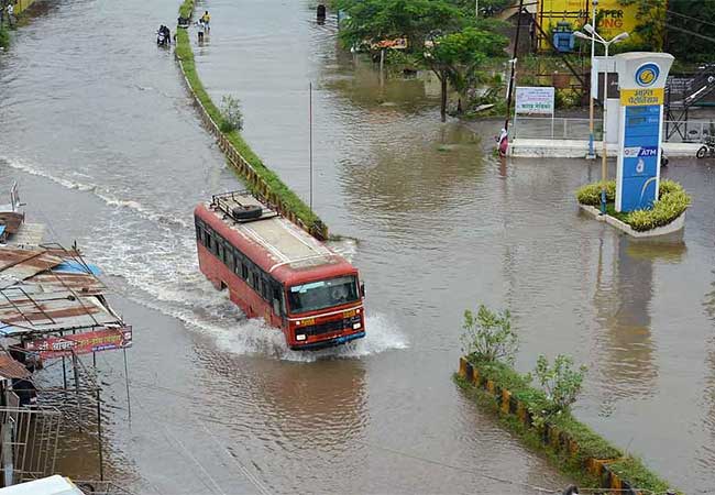 सोलापूर जिल्ह्यात अतिवृष्टी, अनेक घरांमध्ये घुसले गटाराचे पाणी