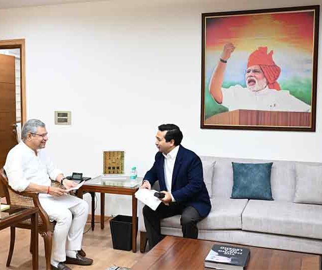 मंत्री नितेश राणेंनी घेतली केंद्रीय रेल्वेमंत्री अश्विनी वैष्णव यांची भेट : कोकणवासीयांच्या अनेक मागण्या मांडल्या सविस्तर