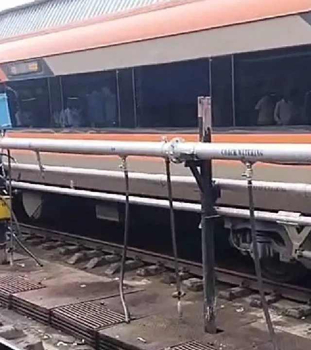 Solapur Flood : पहिला महामार्ग बंद अन् आता 'वंदे भारत'लाही फटका...सीना नदीच्या पुरामुळे सोलापूरमध्ये पूरस्थिती गंभीर