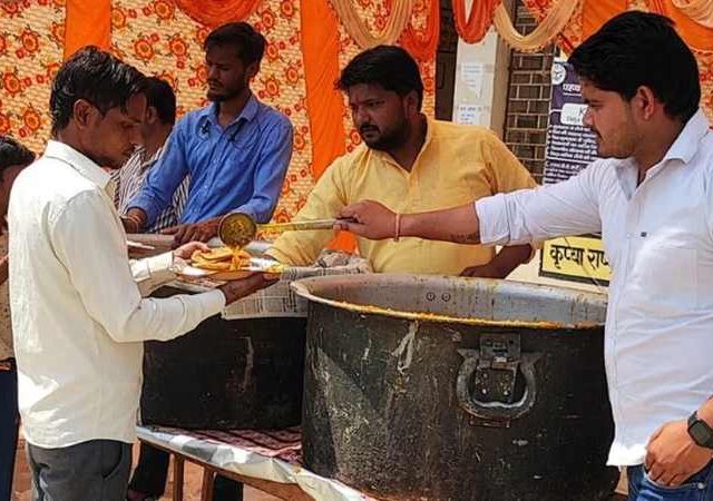 भंडाऱ्यातलं जेवणं पडलं महागात, संपूर्ण गावाला विषबाधा!