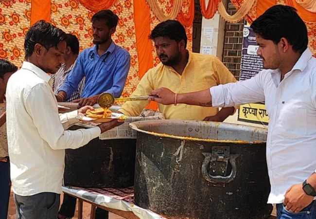 भंडाऱ्यातलं जेवणं पडलं महागात, संपूर्ण गावाला विषबाधा!