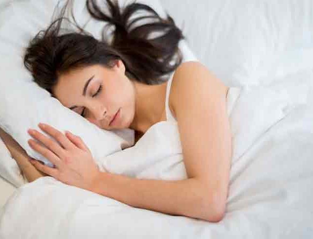 हेअर केअर टिप्स: एक सवय बदलू शकते तुमच्या केसांचे आरोग्य, झोपताना केस बांधावे की मोकळे सोडावे? जाणून घ्या अधिक माहिती