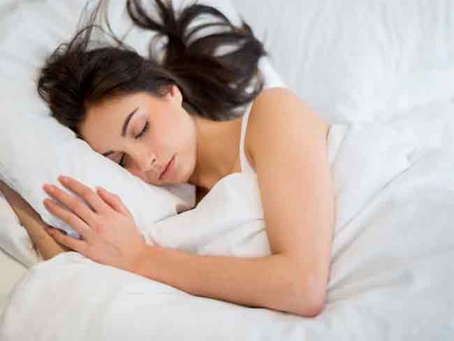 हेअर केअर टिप्स: एक सवय बदलू शकते तुमच्या केसांचे आरोग्य, झोपताना केस बांधावे की मोकळे सोडावे? जाणून घ्या अधिक माहिती