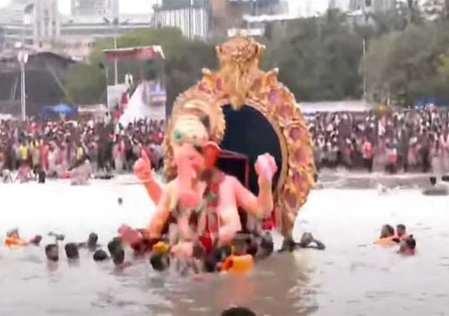 लालबागच्या राजाच्या विसर्जनाला का होतोय उशीर ?