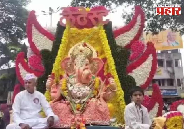 विसर्जन मिरवणुकीत ज्ञानेश्वर महाराजांच्या जीवनावर आधारित चित्ररथ; कोल्हापूरमध्ये बाप्पाची अनोखी मिरवणूक