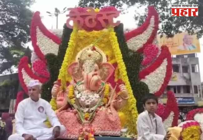 विसर्जन मिरवणुकीत ज्ञानेश्वर महाराजांच्या जीवनावर आधारित चित्ररथ; कोल्हापूरमध्ये बाप्पाची अनोखी मिरवणूक