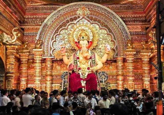 शेतकऱ्यांच्या मदतीसाठी सरसावला लालबागचा राजा