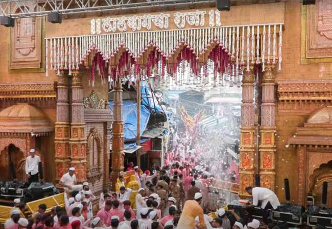 लालबागचा राजाच्या मिरवणुकीपूर्वी दुर्दैवी घटना, मुख्य प्रवेशद्वारावर २ वर्षीय चिमुकलीचा अपघाती मृत्यू