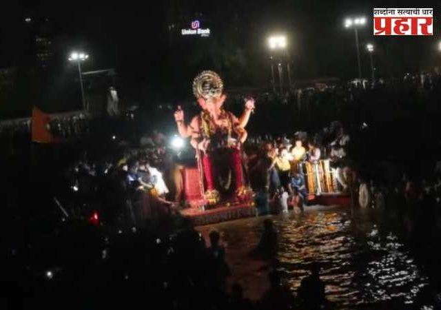विसर्जनाचे ग्रहण सुटले! चंद्रग्रहणाच्या आधी लालबागच्या राजाला भावपूर्ण निरोप