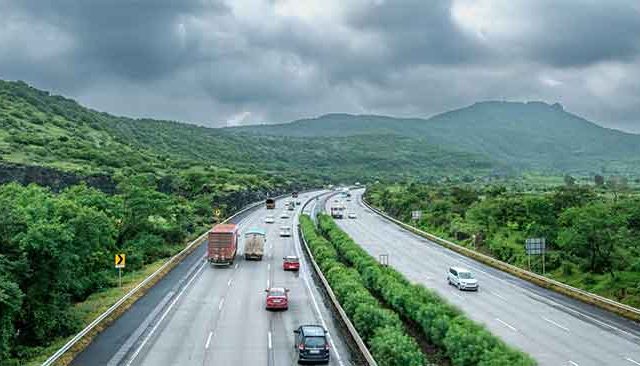 मुंबई-पुणे द्रुतगती मार्गावर वाहतूक बंद, पर्यायी मार्गांचा वापर करण्याचे आवाहन !