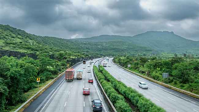 मुंबई-पुणे द्रुतगती मार्गावर वाहतूक बंद, पर्यायी मार्गांचा वापर करण्याचे आवाहन !