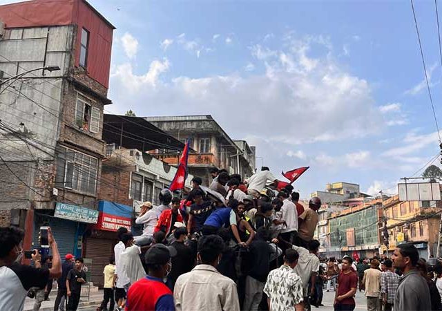 नेपाळच्या कम्युनिस्ट सरकारचा पाडाव; रस्त्यावर आली तरुणाई, कम्युनिस्ट सरकारला खेचले खाली