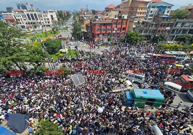 फेसबुक आणि यूट्युब बंदी विरोधात नेपाळची तरुण पिढी रस्त्यावर, १८ जणांचा मृत्यू