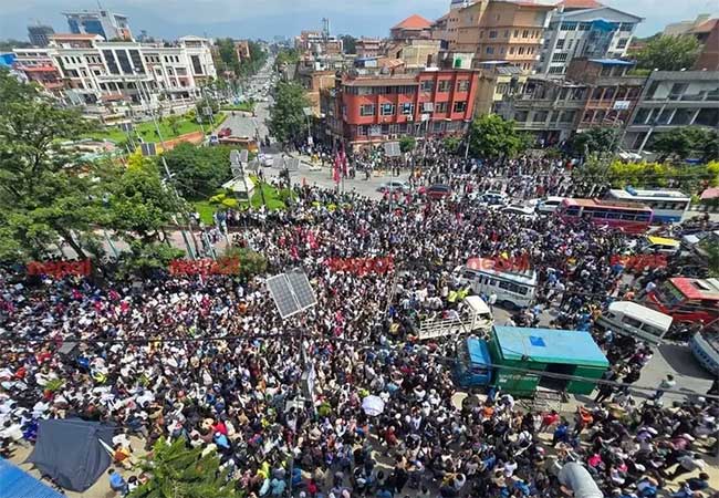 फेसबुक आणि यूट्युब बंदी विरोधात नेपाळची तरुण पिढी रस्त्यावर, १८ जणांचा मृत्यू