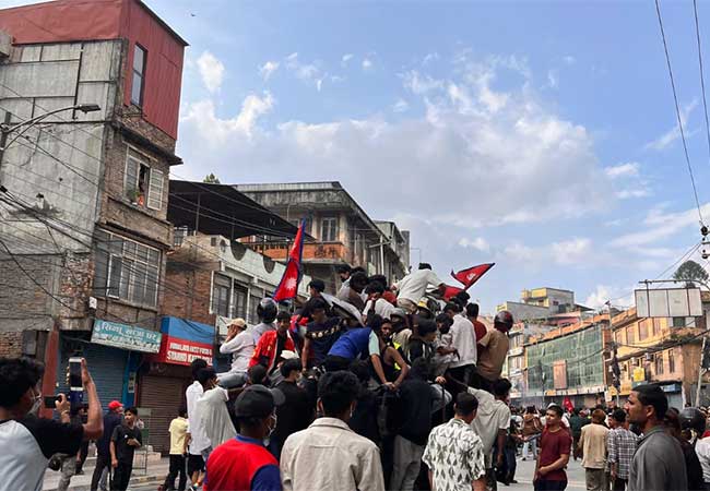 नेपाळच्या कम्युनिस्ट सरकारचा पाडाव; रस्त्यावर आली तरुणाई, कम्युनिस्ट सरकारला खेचले खाली