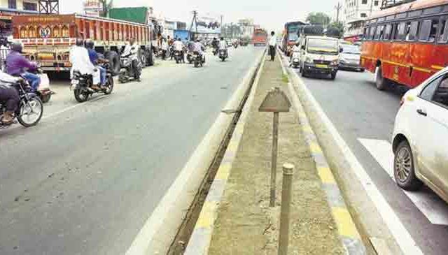 सोलापूर-पुणे राष्ट्रीय महामार्ग बंद; वाहनांच्या रांगा