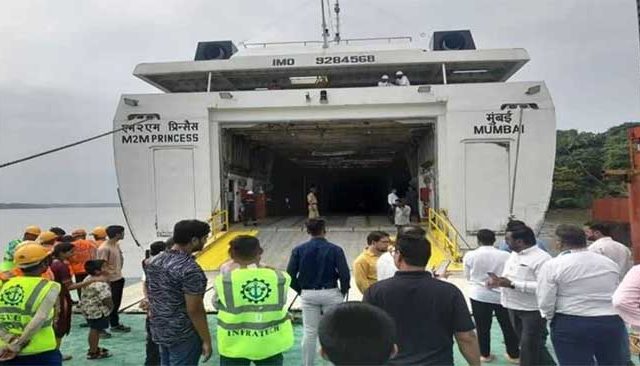 विजयदुर्गमध्ये रोरो प्रवासी बोटीचे जल्लोषात स्वागत