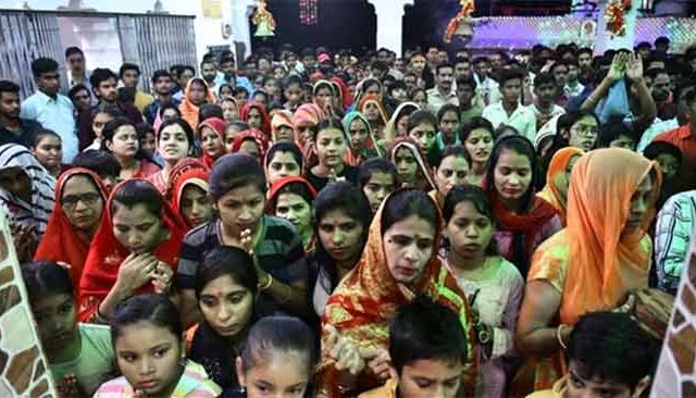 नवरात्रीच्या पहिल्या दिवशी दर्शनासाठी भाविकांची मोठी गर्दी