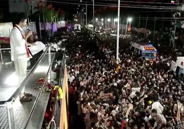 विजयच्या प्रचारसभेत चेंगराचेंगरी, ३० पेक्षा जास्त मृत्यू