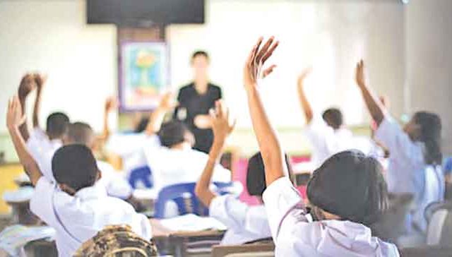 चौकटीपलीकडचा शिक्षकी पेशा...