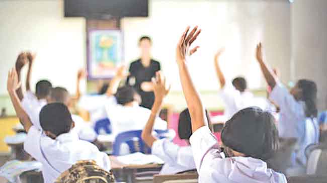चौकटीपलीकडचा शिक्षकी पेशा…